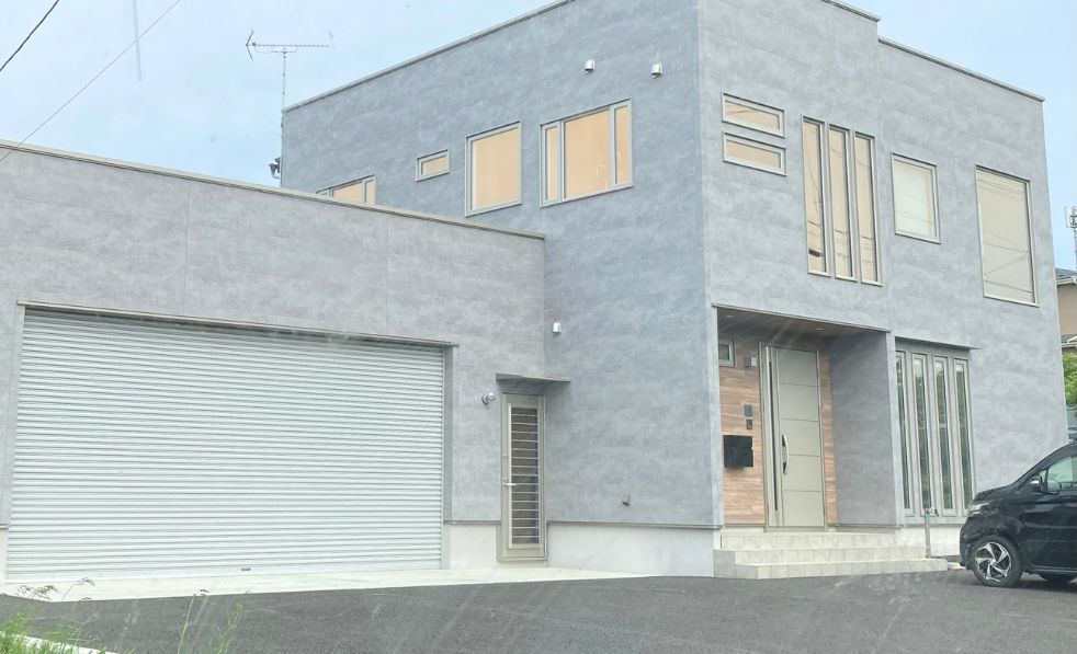 趣味も楽しむガレージハウス外観